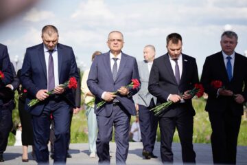 Норильчане возложили цветы у стелы «Город трудовой доблести»