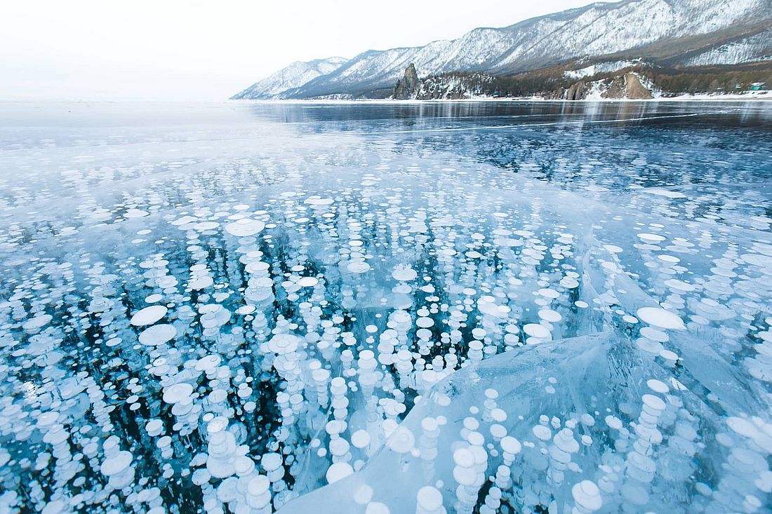 Замерзшие пузыри метана в одном из сибирских озер