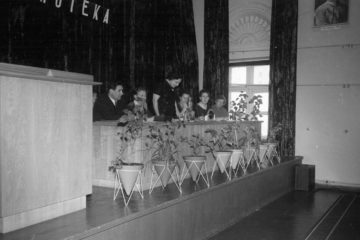 С 25-летием научно-техническую библиотеку поздравили Долгих и Урванцев