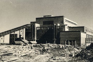 В 1942 году вступила в строй первая норильская ТЭЦ