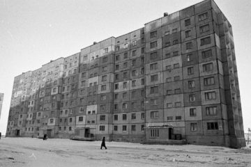 В честь кого назвали улицу Лауреатов в Норильске?