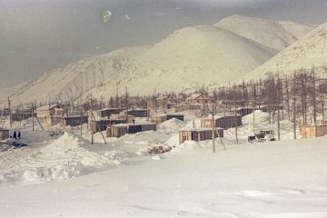 Под горой Сокол, куда каждую осень совершают массовое восхождение, когда-то был поселок