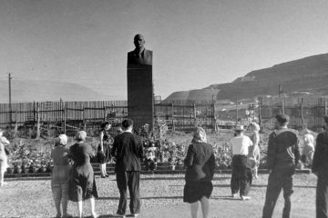 Памятник Завенягину был первым в городе, посвященным человеку, жившему в Норильске
