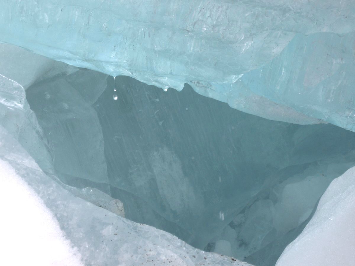 На что больше похож лед. Кристаллическая форма льда. Камень похожий на лед. Аморфный лед. Стекло похожее на лед.