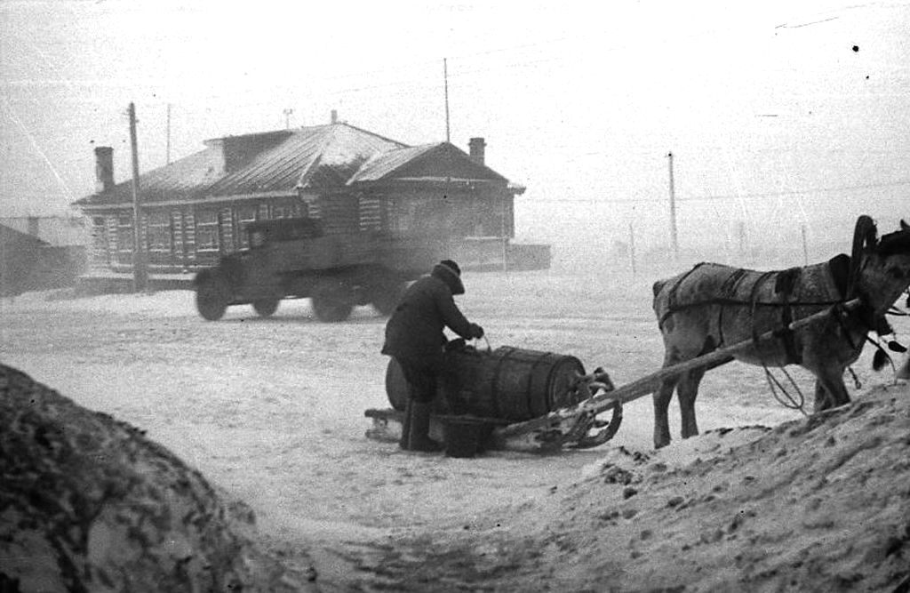 Старые былые времена. Водовоз 19 века. Водовоз в деревне. Лошадь водовоз. Водовоз старые фото.