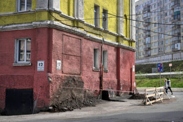 В Норильске продолжается капремонт подполья на Комсомольской, 12