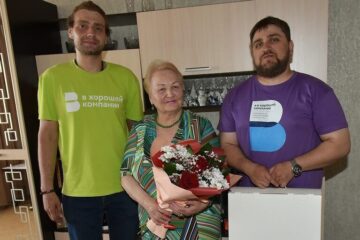 Старшее поколение работников «Норникеля» поздравили молодые сотрудники