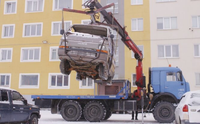 В северном городе борются с «подснежниками» – брошенные автомобили мешают снегоуборке