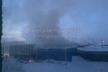 В Талнахе горит гараж