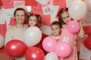Более 50 000 многодетных матерей получают соцподдержку в крае
