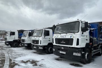 Четыре мусоровоза пополнили автопарк краевой организации по вывозу отходов