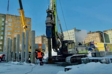 На стройплощадке на Бауманской, 31, в Норильске монтируют сваи