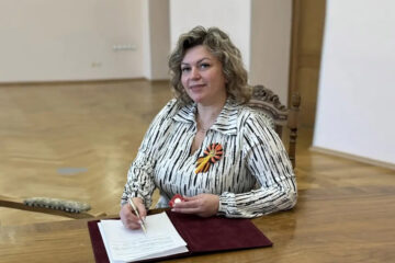 Ведущий специалист Норильского ЗАГСа награждена серебряным знаком за 25-летнюю службу