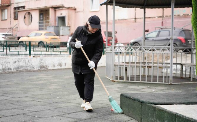 Первый общегородской субботник сезона в Норильске начался с уборки дворов и детских площадок