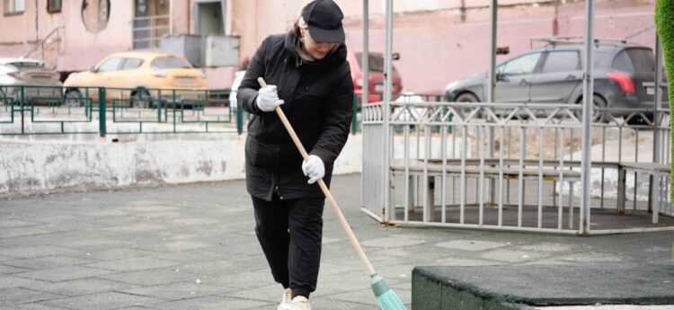 Первый общегородской субботник сезона в Норильске начался с уборки дворов и детских площадок