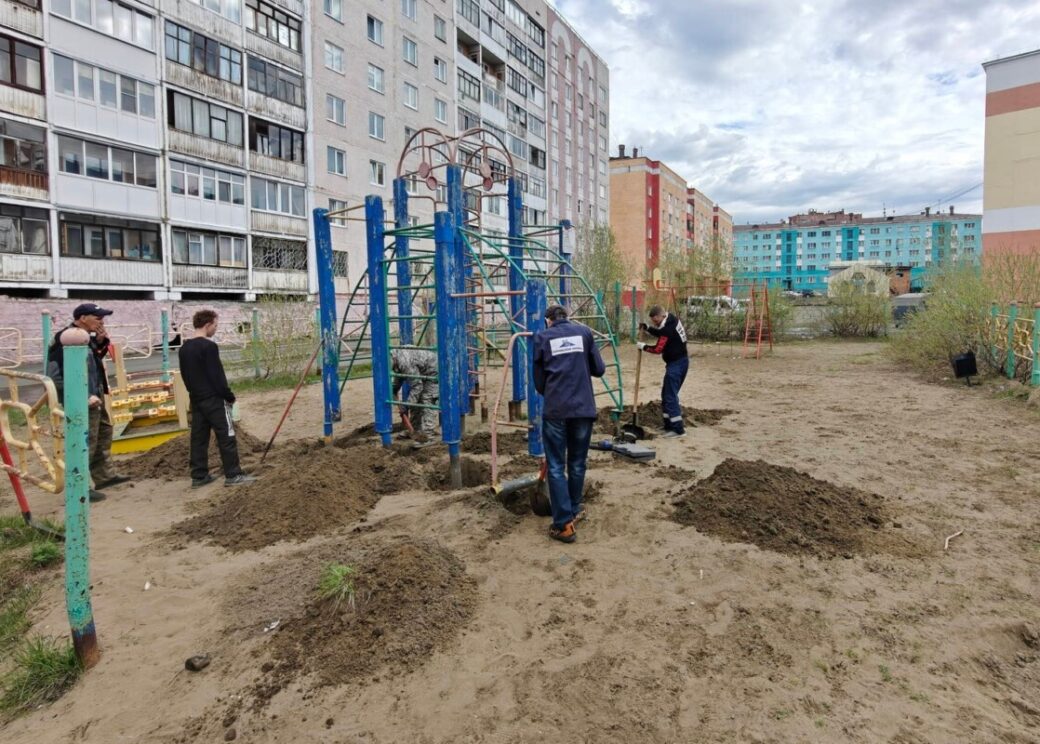 Детскую площадку на улице Горького в Дудинке реконструируют