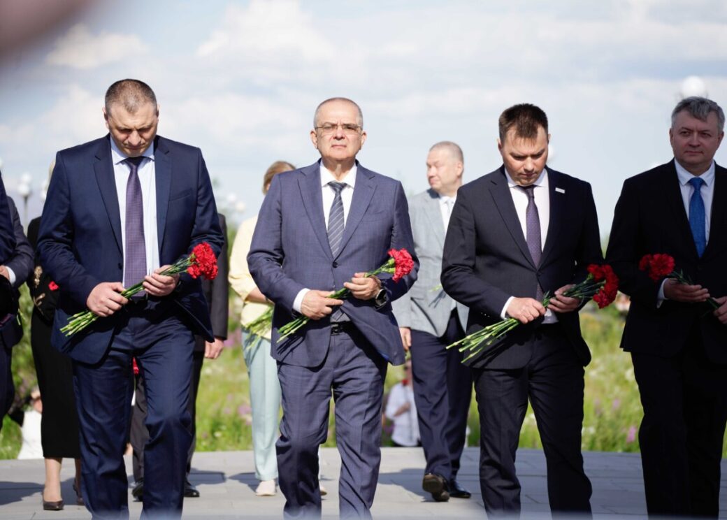 Норильчане возложили цветы у стелы «Город трудовой доблести»
