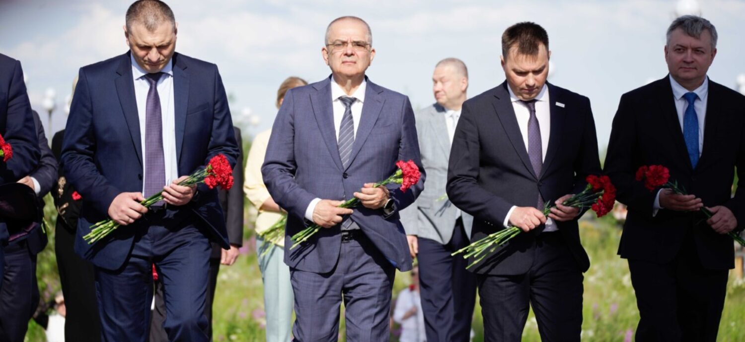 Норильчане возложили цветы у стелы «Город трудовой доблести»