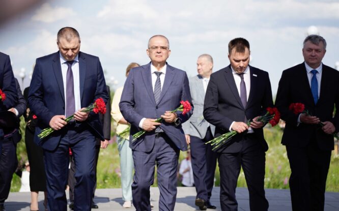 Норильчане возложили цветы у стелы «Город трудовой доблести»