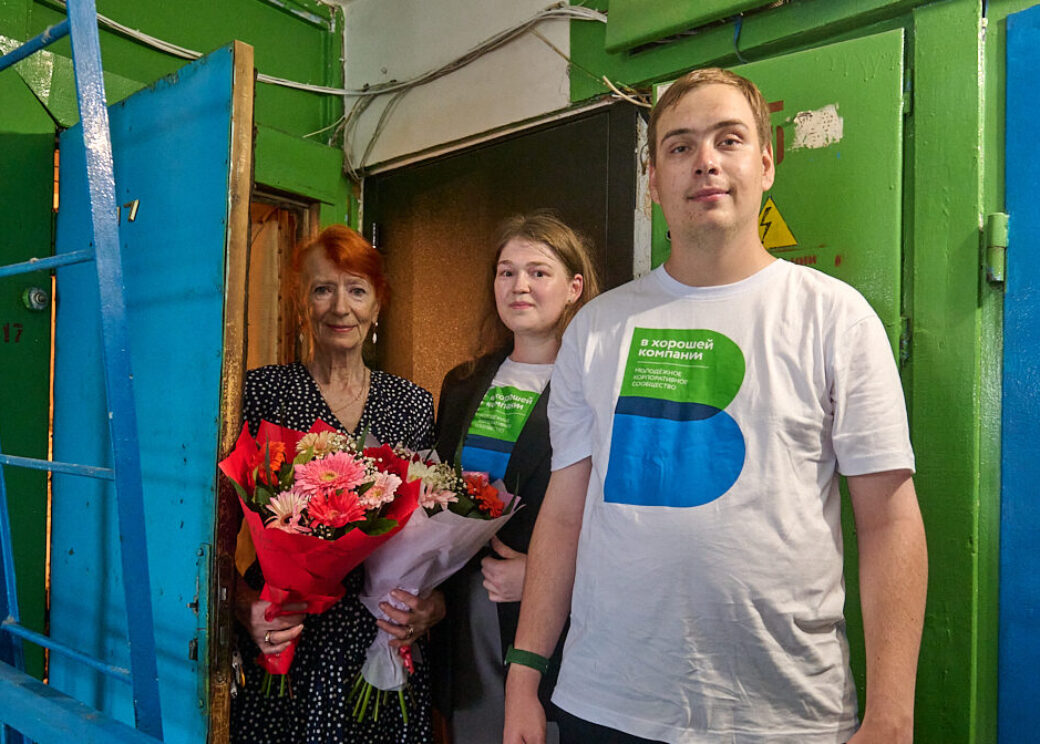 Молодые сотрудники «Норникеля» вручили подарки почти 80 ветеранам труда Норильска
