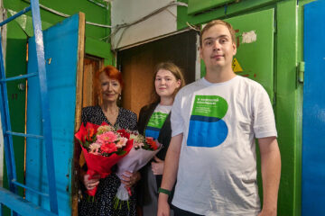 Молодые сотрудники «Норникеля» вручили подарки почти 80 ветеранам труда Норильска