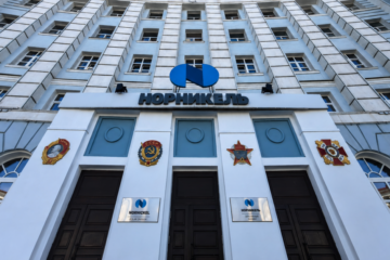 Макеты четырёх орденов установили на здании управления «Норникеля» в Норильске