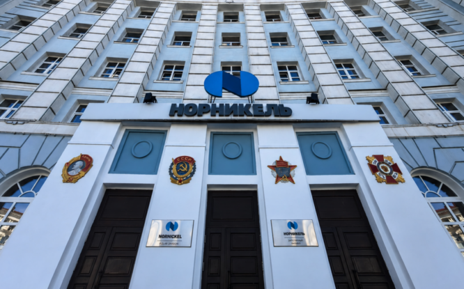 Макеты четырёх орденов установили на здании управления «Норникеля» в Норильске