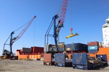 На морских причалах Заполярного транспортного филиала обрабатывают первое после ледохода судно