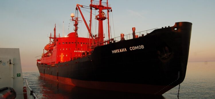 «Михаил Сомов» везёт груз на полярные станции Таймыра и других территорий Арктки
