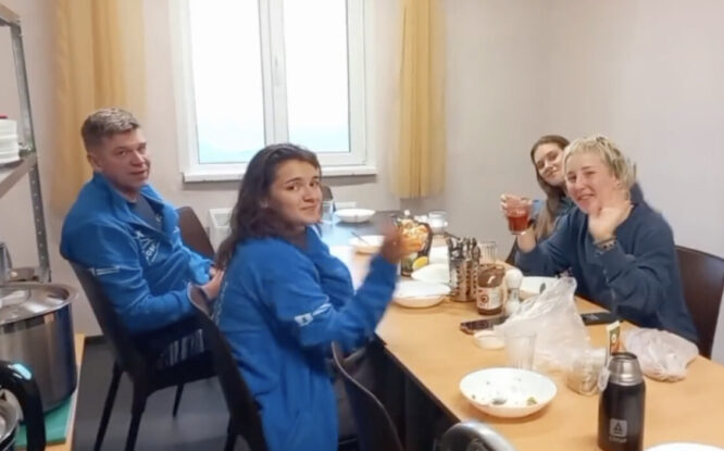 В первую группу большой арктической экспедиции на мыс Челюскин  попали только девушки