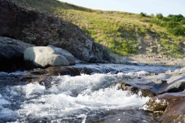 Тропа к водопаду на реке Олор становится ближе к туристам