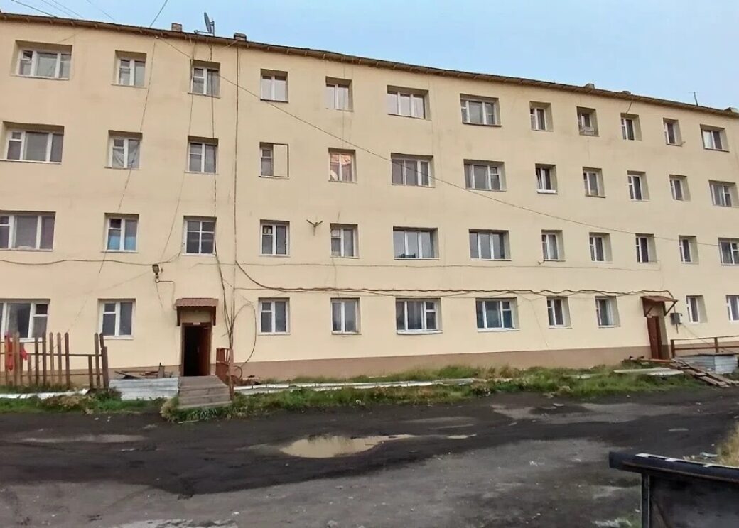 Цветные фасады появились на двух жилых домах по улице Таймырской в Хатанге