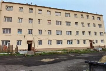 Цветные фасады появились на двух жилых домах по улице Таймырской в Хатанге