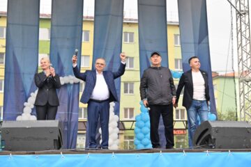 Руководитель по развитию производства горных работ ЗФ «Норникеля» и руководство города со сцены поздравили норильчан с Днём шахтёра