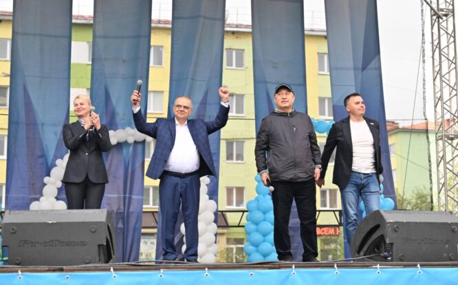 Руководитель по развитию производства горных работ ЗФ «Норникеля» и руководство города со сцены поздравили норильчан с Днём шахтёра