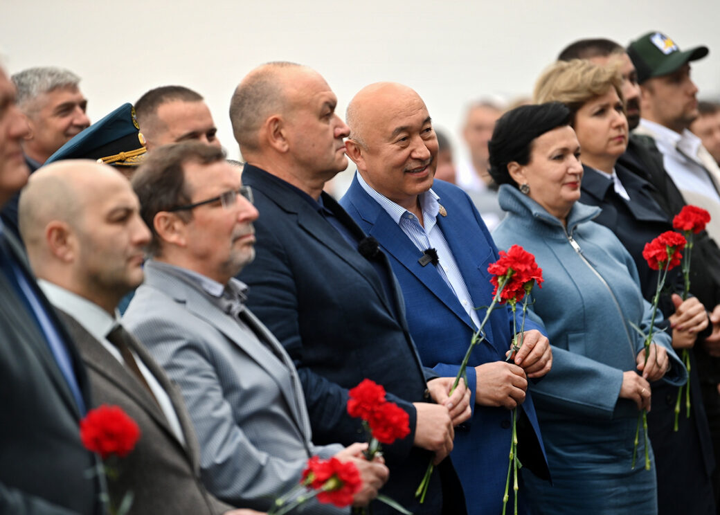 На здании горнорудного управления ЗФ «Норникеля» открыли мемориальную доску в честь Казбека Каргинова