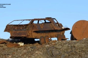 Активисты «Чистой Арктики» нашли собрали на мысе Челюскин 2 тысячи ржавых бочек и спасли уникальные артефакты