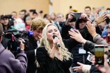 Анна Семенович выступила в Талнахе на День шахтёра