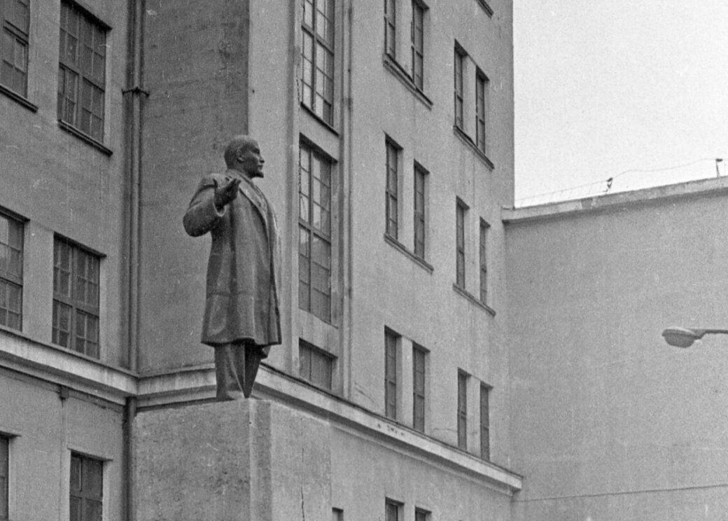 «Он же памятник!»