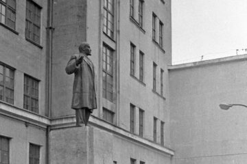«Он же памятник!»
