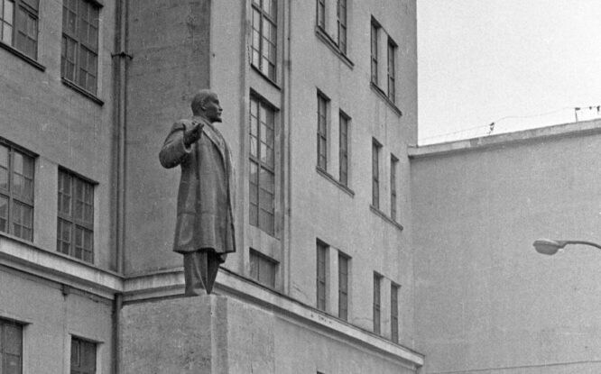«Он же памятник!»