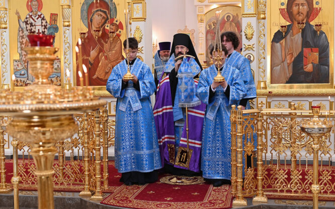 Епископ Агафангел молебен о здоровье и благополучии норильских горняков
