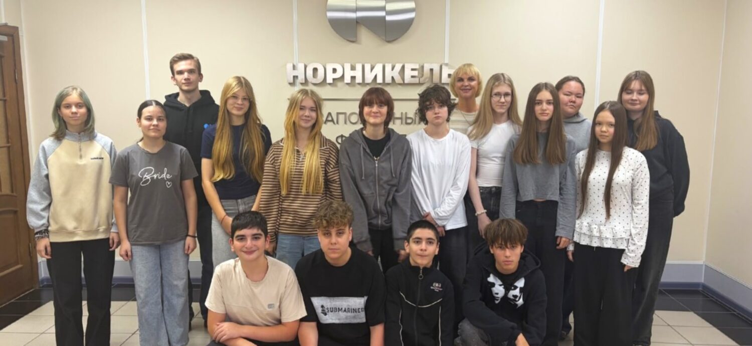 Школьникам рассказали во время экскурсии, как управляют производством на руднике «Комсомольский»