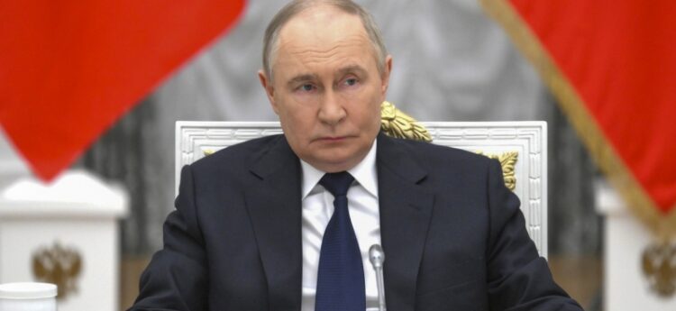 Президент Путин отметил роль молодёжи в развитии Арктики и Северного морского пути