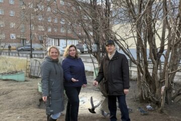 Сотрудники Норильского ЗАГСа открыли сезон подкормки птиц